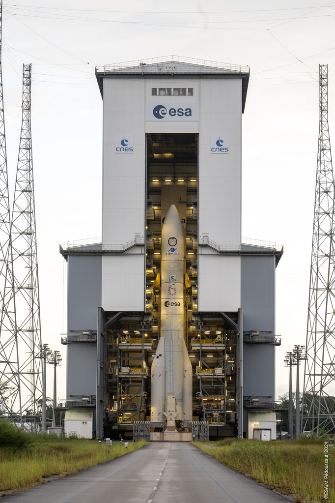 Le retrait du portique mobile d'Ariane 6 sur la zone de lancement n°4 (ZL4) au port spatial de l'Europe, le mardi 09 juillet 2024 a quelques heures du vol inaugural.